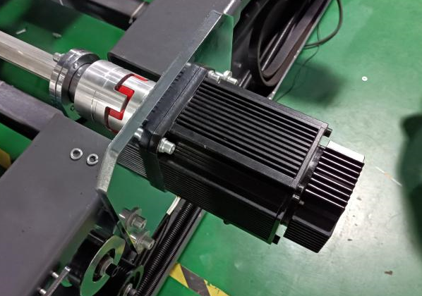 Plieuse-colleuse multifonctionnelle pour boîtes à fond automatique