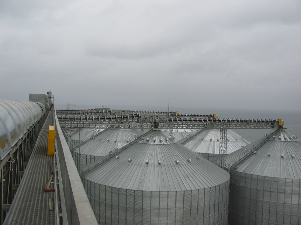 Backthrow air cushion belt conveyor for grain silo