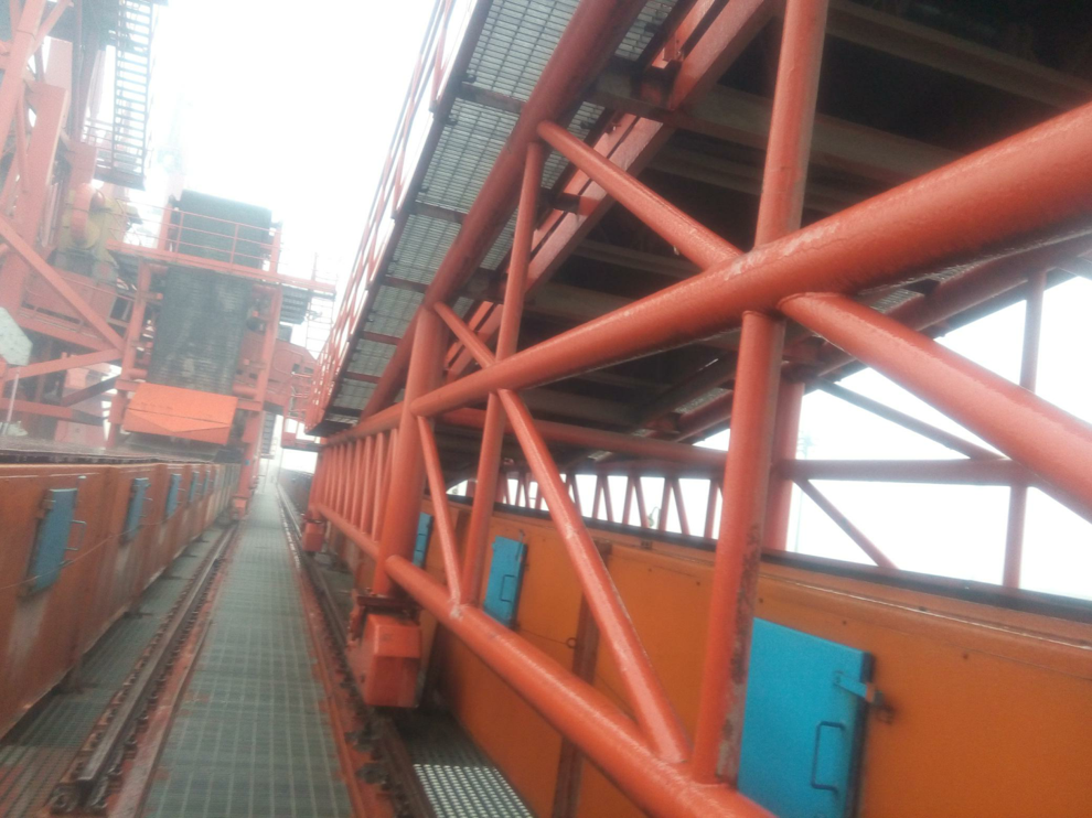 Air supported cover belt conveyor for ship loader
