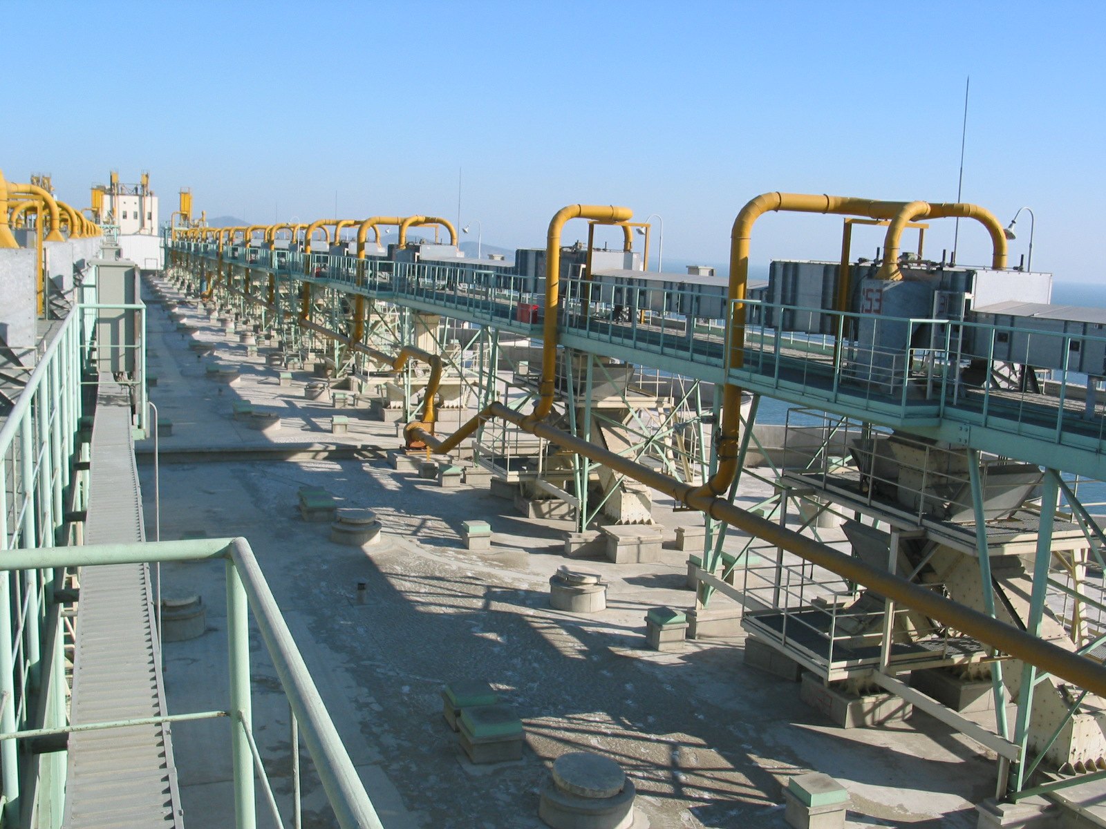 Plow type discharge air cushion belt conveyor