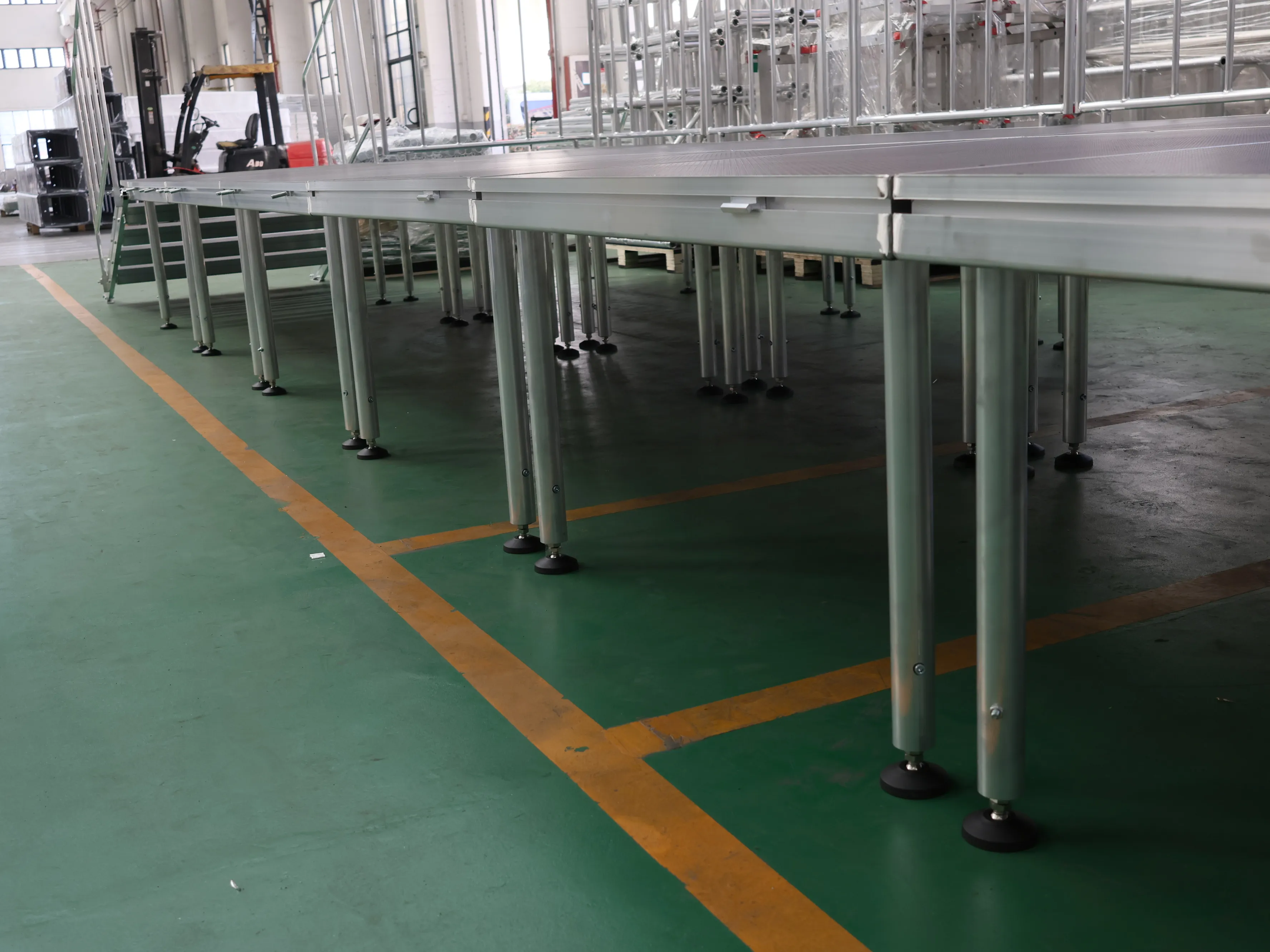 single-board four-leg stage