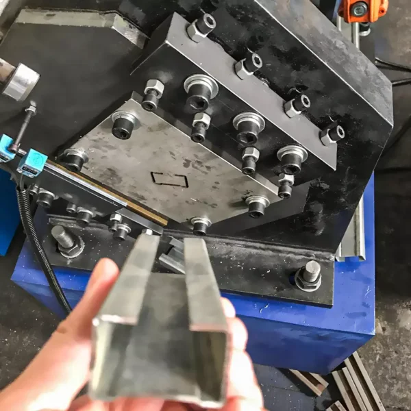 Máquina de formação de rolos de poste vertical de reforço da seção C do rack de armazenamento Omega