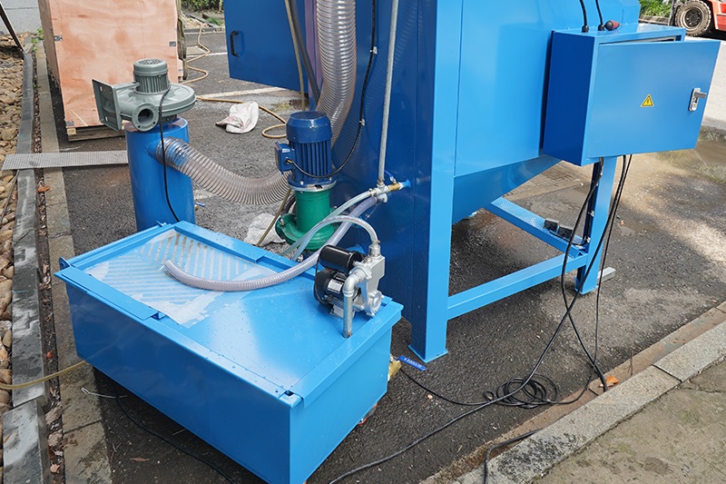 wet blast cabinet with water recirculating system