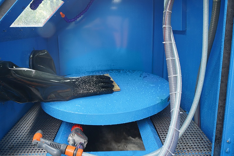 wet blast cabinet with turntable