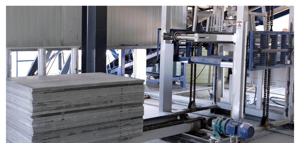 Automatic pallet feeder