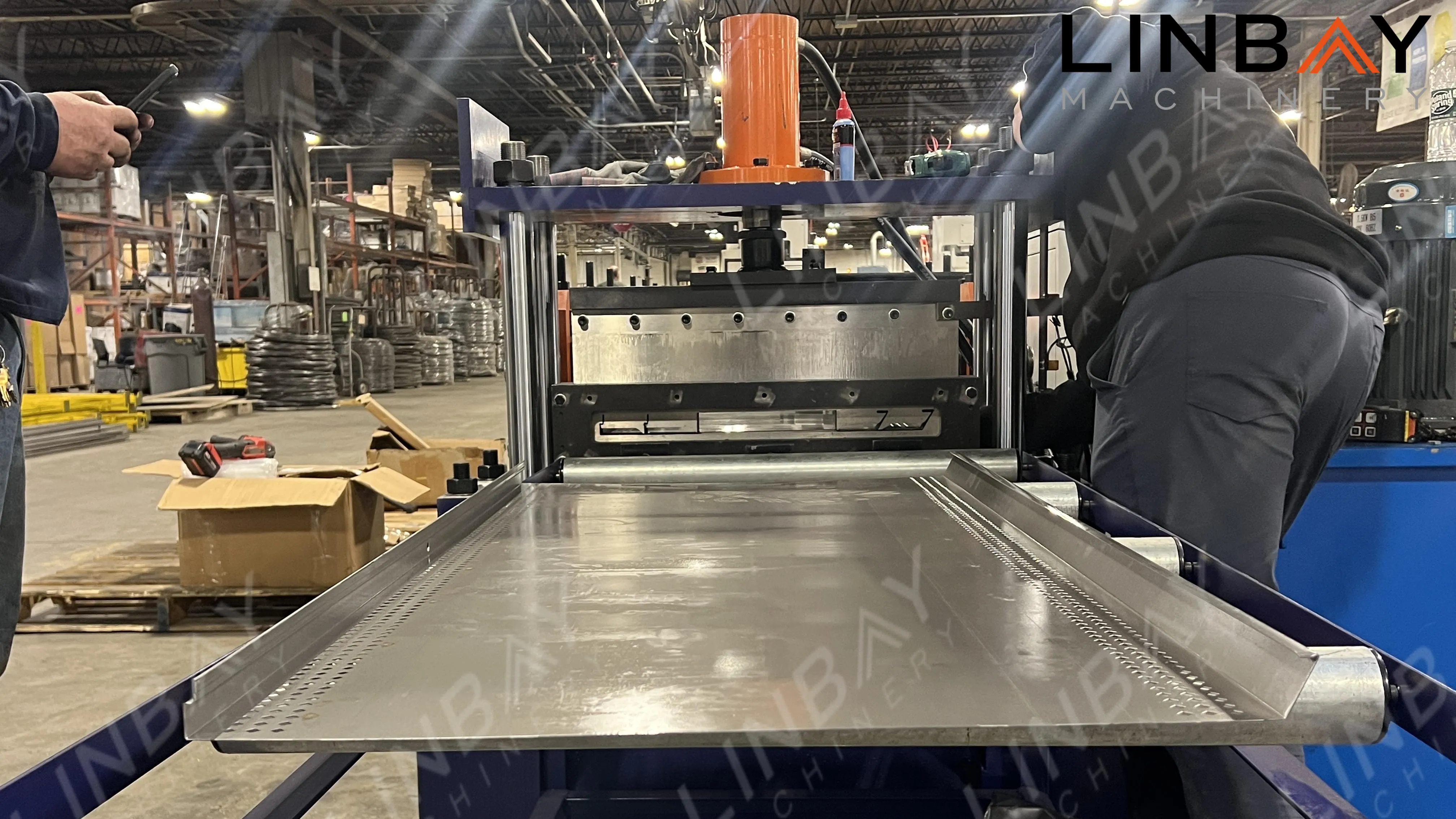 Hemming-reinforced shelf deck roll forming machine