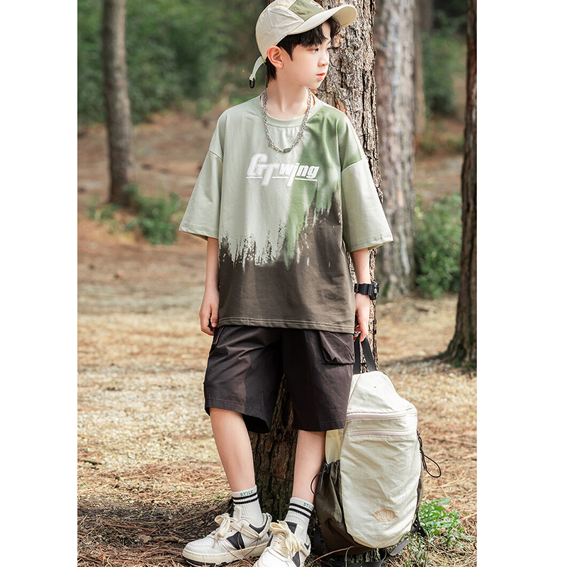 Jungen T-Shirt mit Farbverlauf