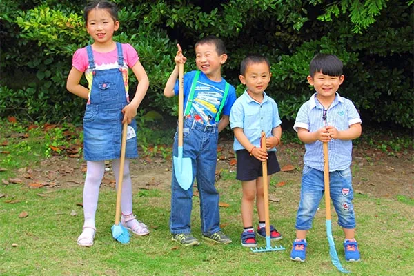 Kids 7-Teeth Rake With Wooden Handle