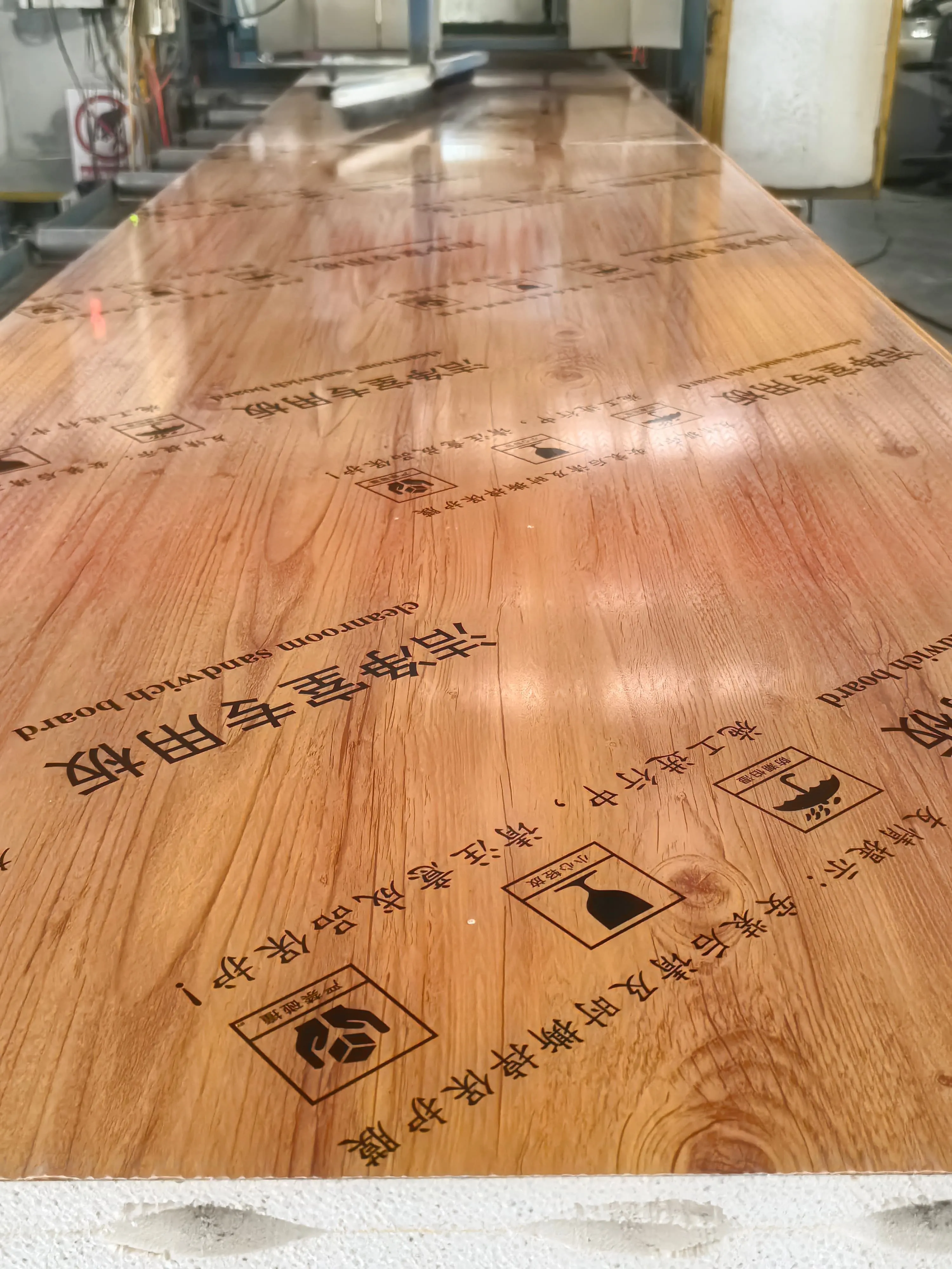 لوحات خشبية مخصصة للحاويات المصممة حسب الطلب. تجمع بين الجاذبية الجمالية والمتانة والقوة الفائقة.