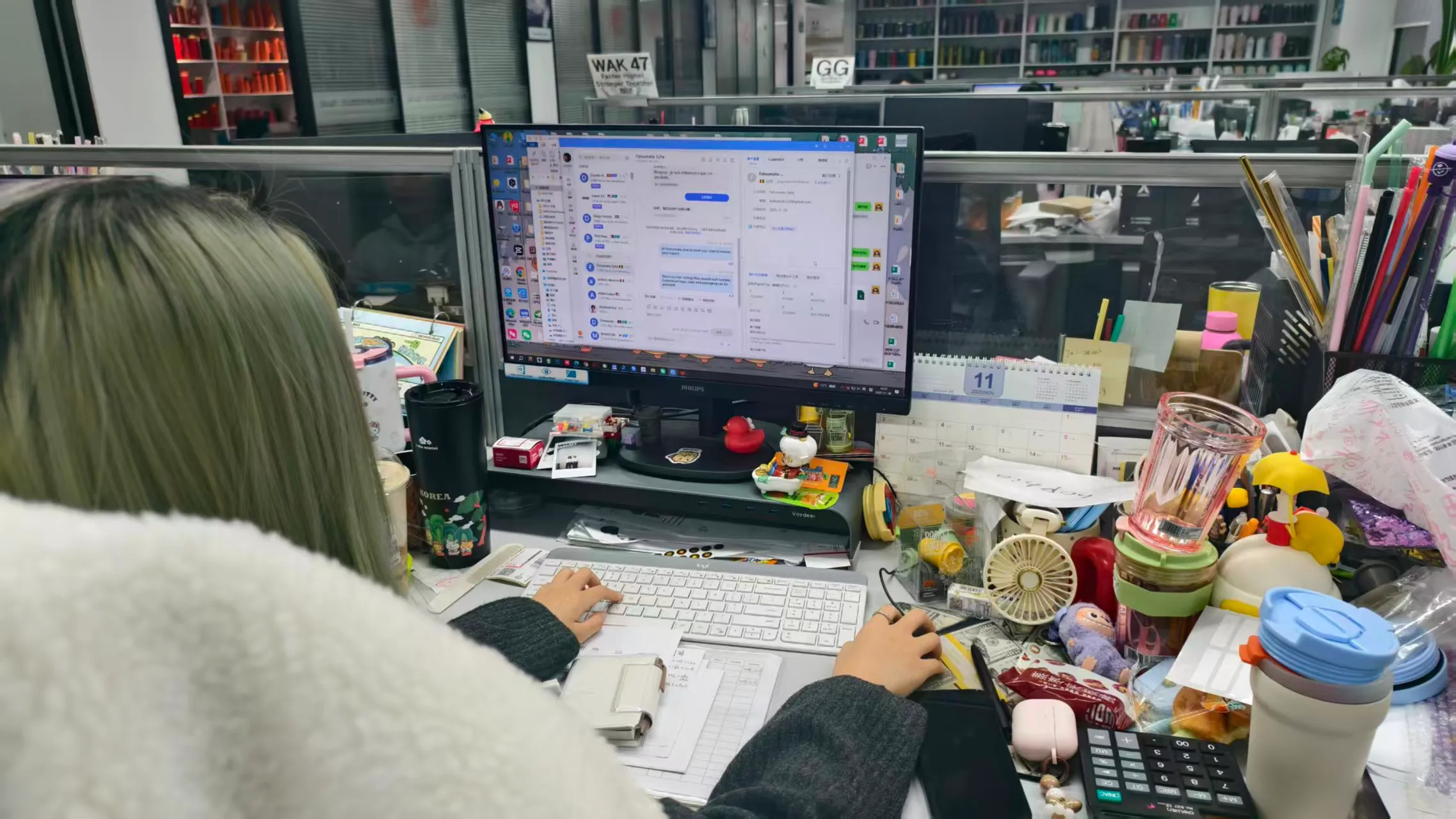 Mockup of a mobile phone showing a conversation about order progress.