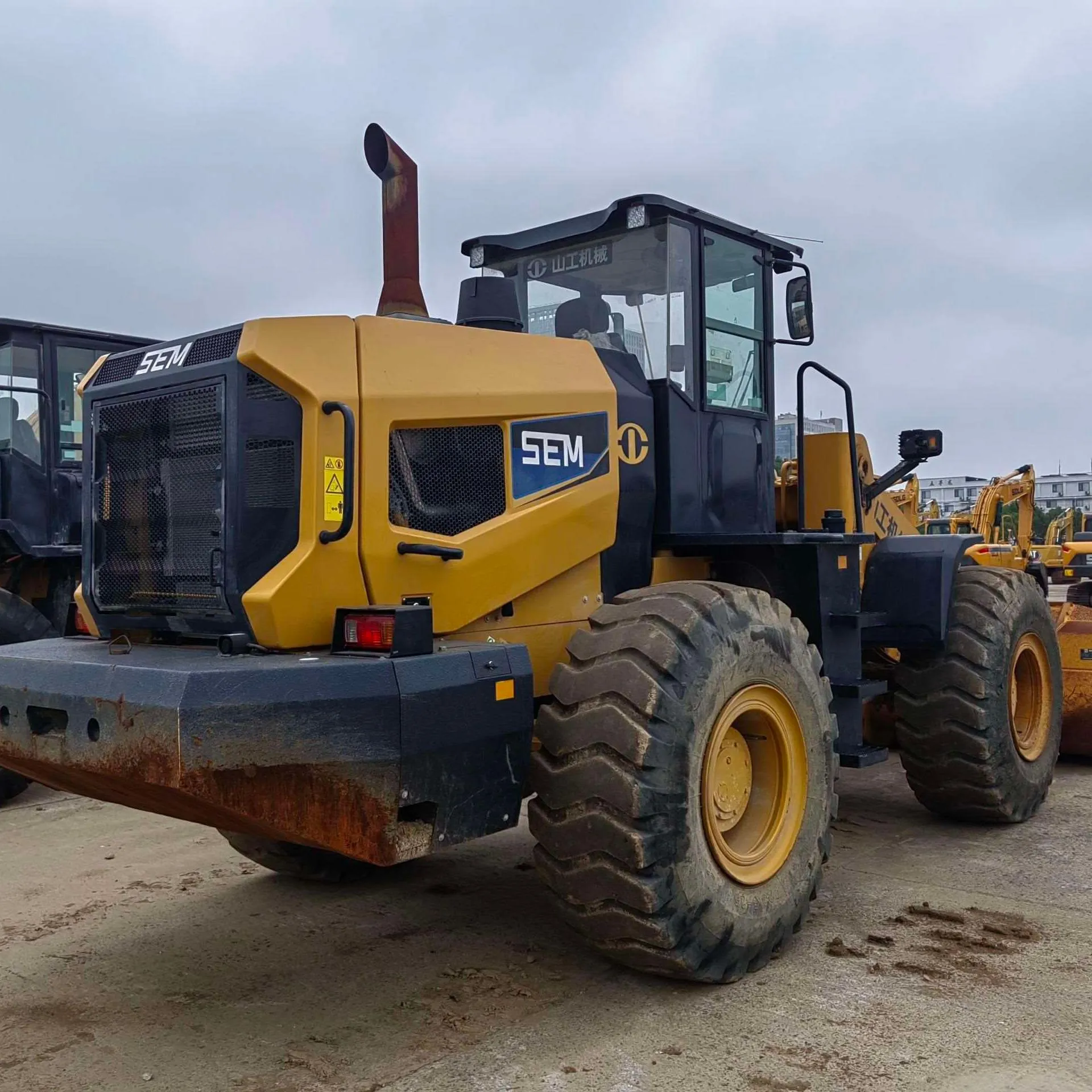 EXCAVADORA SEM 1320 HORAS CARGADORA 655F