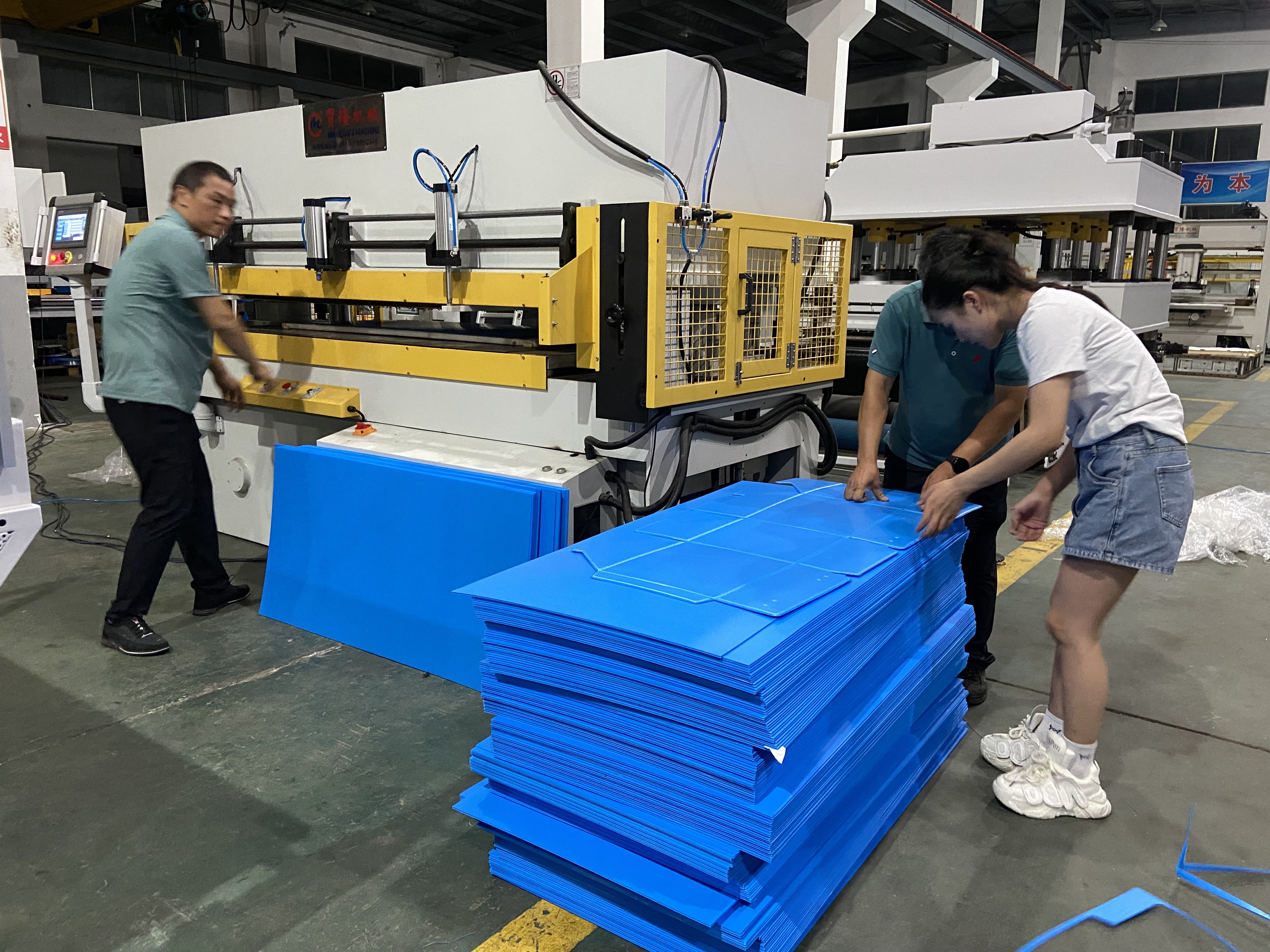200T เครื่องกดขอบแบบให้ความร้อนสำหรับกล่อง PP Honeycomb และกล่อง PP corrugated