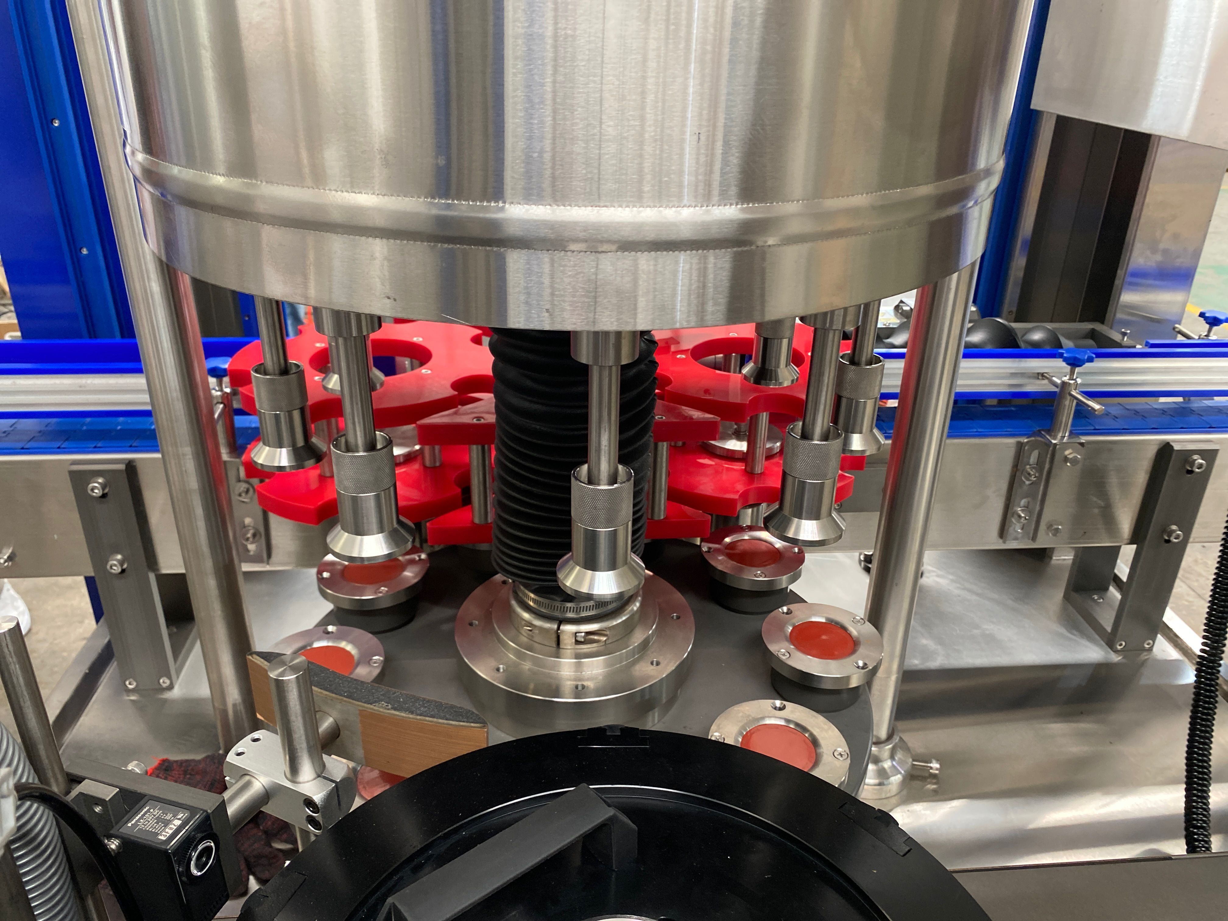The production of the new OPP labeling machine has been completed