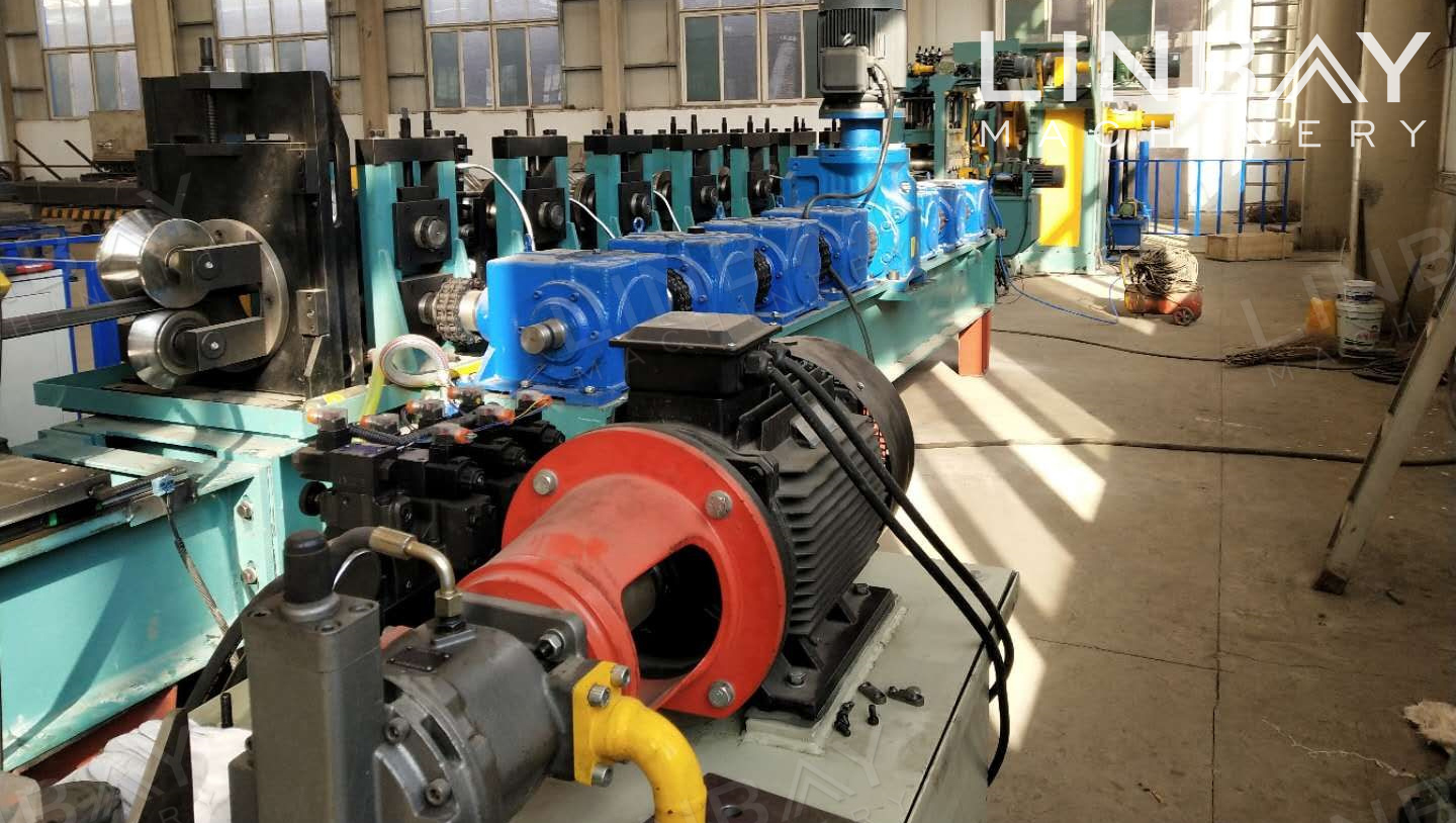 Conformadora para poste de enrejado