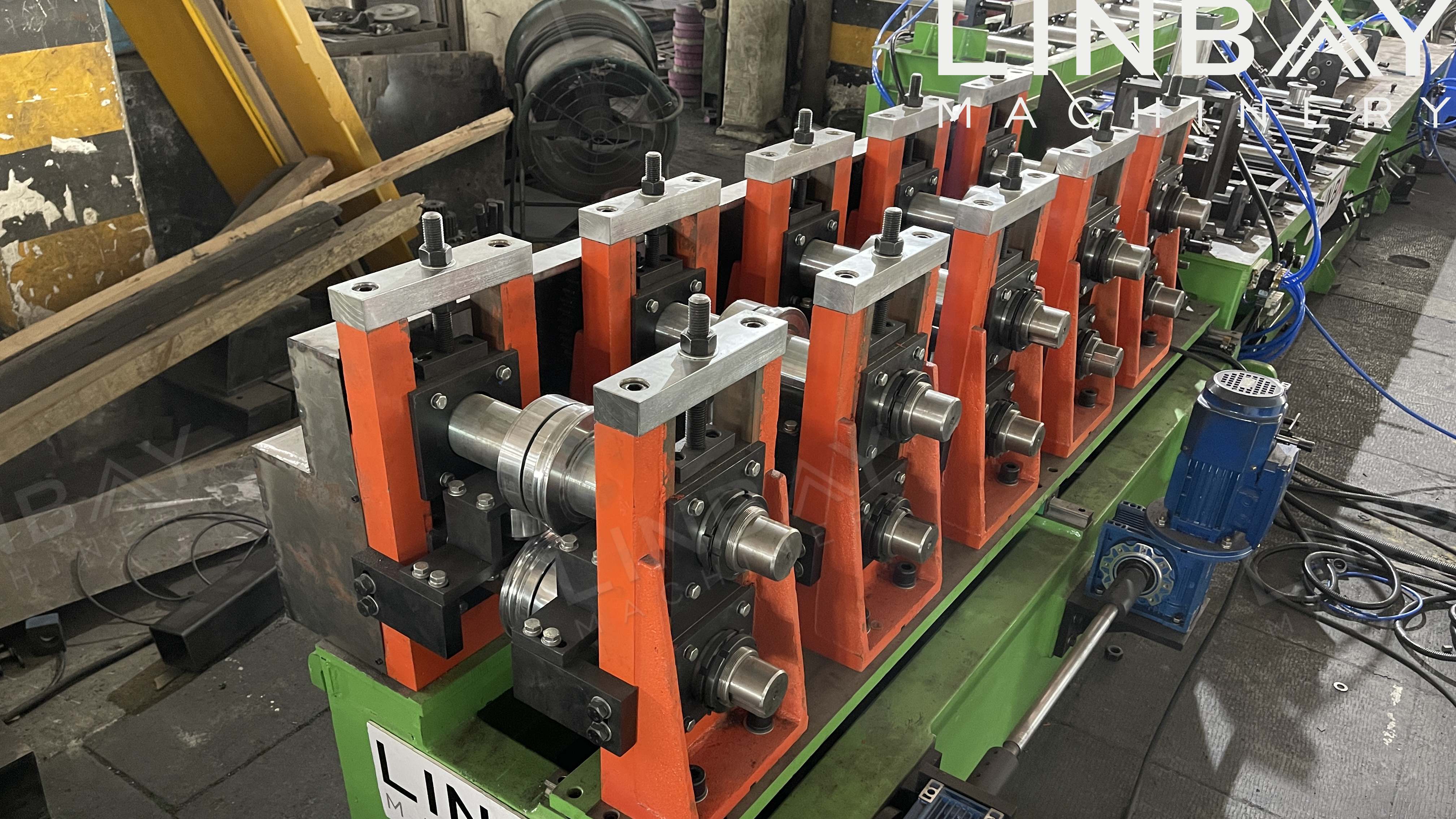 Perfiladora de vigas tipo caja automática con plataforma de transporte y máquina de costura