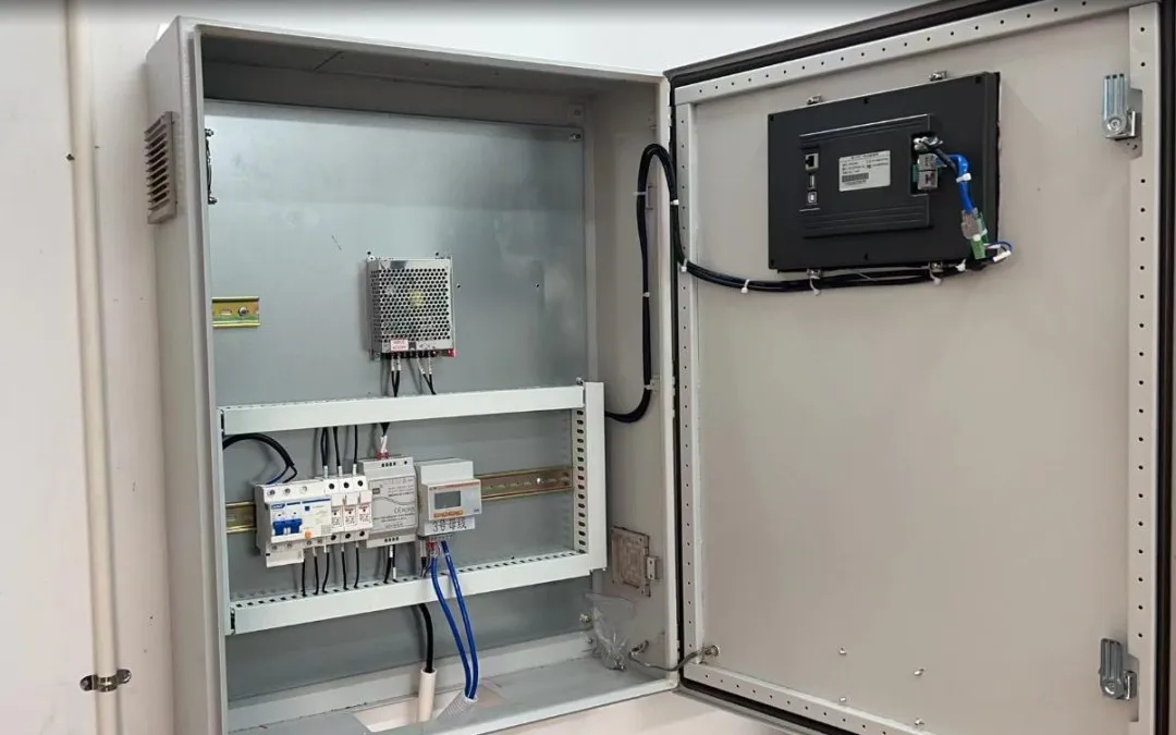 Distribution cabinet with busbar monitoring devices